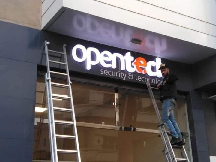 Enseignes LED : luminosité forte, économie d’énergie, longue durée de vie.